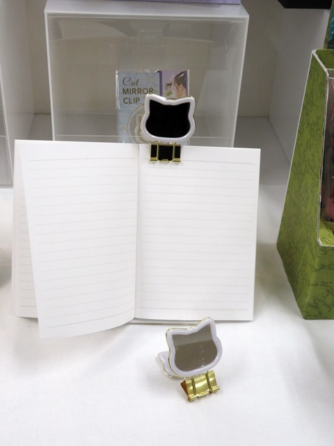 スクバのキーホルダーに、見たいページを開いたままキープできるクリップに、ミラー付でカワイイ「キャットミラークリップ」 べロス