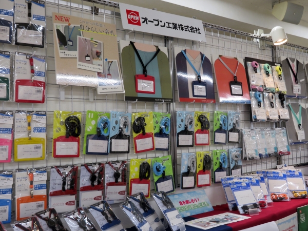 これからの私たちに自分らしい名札 ～ファッション合わせやすいツートンカラー～　オープン工業