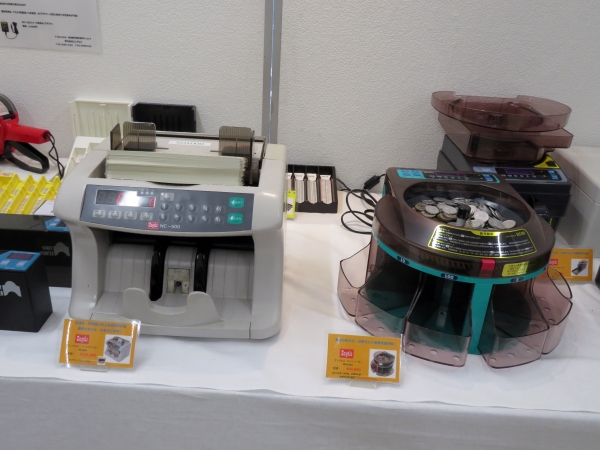 大量のコインをスピーディに仕分け電動式でラクラクカウント「自動硬貨計数機」エンゲルス