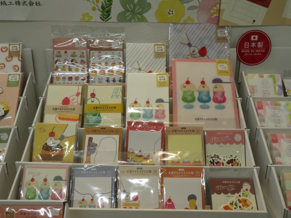 お菓子になりすましたどうぶつたちが描かれた文具雑貨 「お菓子などうぶつ工房」 古川紙工