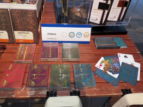 「paperblanks(R)」の人気デザインを採用したトランプが新登場 メタリックインクを使ったフルカラー仕上げ　紀寺商事