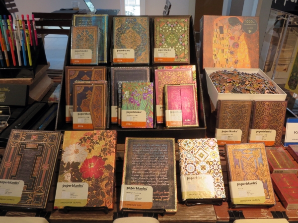 「paperblanks(R)」から「クリムト 接吻」「ヴァン・ゴッホのアイリス」デザインのジグソーパズル登場 紀寺商事