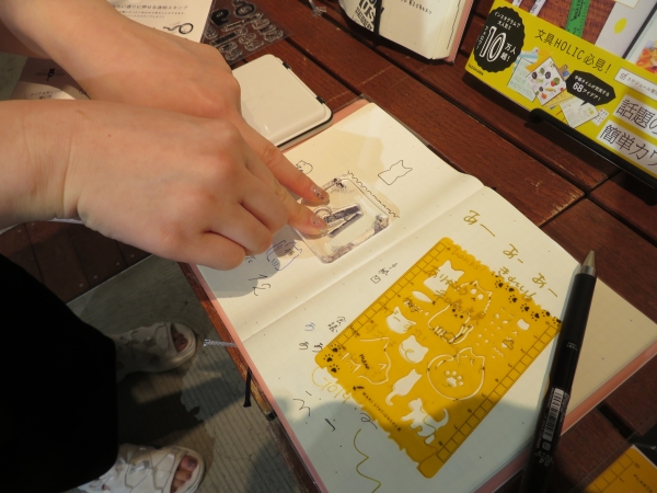 和気文具オリジナル 「クリアスタンプ」は、シールからスタンプをはずし、アクリルホルダー（別売）に貼り、お好みのインクをつけスタンプ