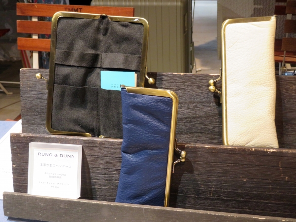 dunnとがま口ペンケース るぅの コラボ「RUNO＆DUNNがまぐちペンケース」カラーはシェル・キャメル・アイアンブルー