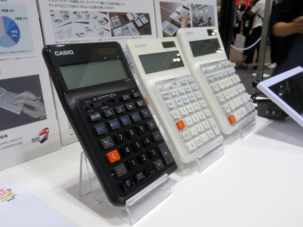 操作面を3度の角度で傾斜させ、キーを階段状に配置することで右手使用時の打ちやすさを追求した電卓