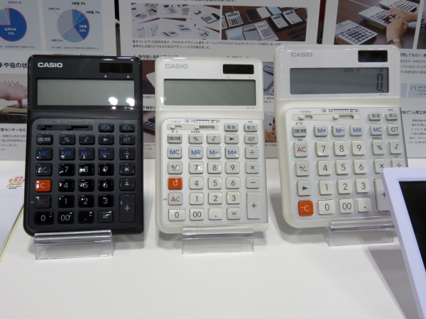 「右手3～5本指を使うときに打ちやすい電卓」をコンセプトに開発