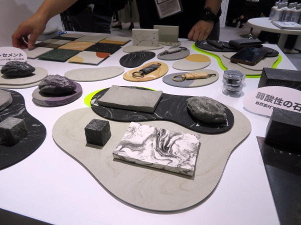 天然鉱物配合で作られ、弱酸性で肌にやさしい柔らかな石鹸。自然なスタイルの石鹸トレーは、シリカ、石膏、竹炭を用いて作られており、吸水性と消臭効果が期待されます「ソフトセメント風石鹸」Celement Lab