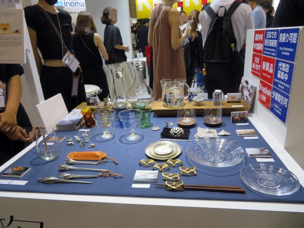 ブランド｜WOO Collective  ＜錫細工が美しい浮雲茶こし＞雲のようにふわっと浮遊する茶こし。上部が空気、下部が茶葉を入れるスペースとなっています。