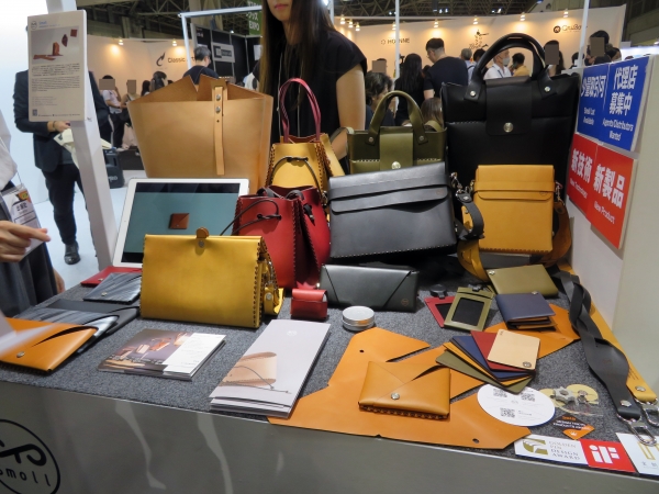 ブランド｜Studio Smoll  ＜自分で組み立てられる革小物＞植物鞣し革を使用し、針や接着剤を使用せずに組み立てられる革商品。バッグや財布等のアイテムがあり、キットや作り方の映像を提供し、バッグを自分で作るという楽しさを体感できるユニークな革小物ブランド。iFデザイン賞受賞