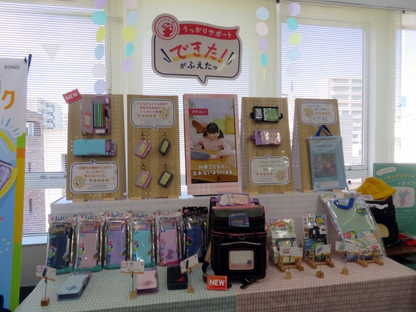 学童文具「うかサポ」シリーズは①子どものうっかり「あるあるお悩み」②親子でいっしょにルールやアイテムで「サポート」③自然にできるよう習慣化を「トレーニング」三つのサイクルでサポート