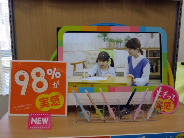 握り方のトレーニング「ポジット ペンシル 1.3ｍｍ／0.7ｍｍ」は、リングに指をいれるだけで 98％ が実感！自然に正しいポジションに