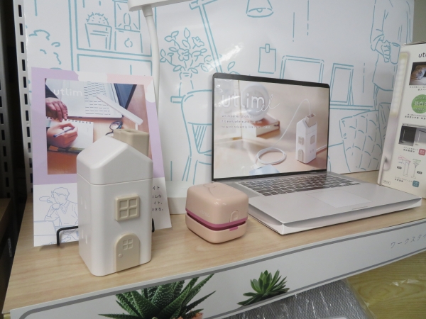 デスクまわりスッキリ。USBポート付「えんとつ屋根のコンセントハウス」。お子様やペットのいたずら感電事故予防コンセントキャップ付き