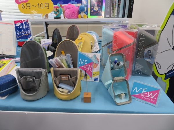 「カクスタ ポータブルペン立て」は、中身が見つけやすい＆取り出しやすい 60度仕切り。ナナメの仕切りでペンが埋もれないから見つけやすい！