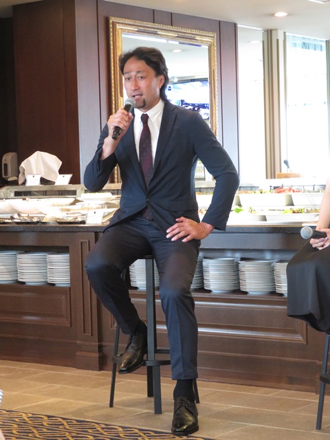 大野さんは「日本代表の時は朝、昼、夜の3食がバイキング。一般男性の摂取カロリーの2倍以上の1日5500キロカロリーを取るよう言われてました。バイキングにはケーキもあり、それで体重が増えるとヘッドコーチに呼び出される。ワナだと思ってました」と話し会場を沸かせた