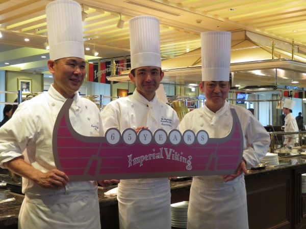 中国料理は、帝国ホテル 大阪 直営の中国料理「ジャスミンガーデン」で長年シェフを務めた畑 繁良監修による北京 ダックや光麺、点心などのメニューを提供