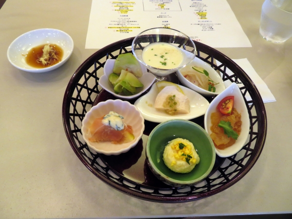 「ポテトの冷製スープ（ヴィーガン）」「スダチ香る鯛のセビーチェ」「クラゲ冷製」「帝国ホテル伝統のポテトサラダ ミモザ風」「無花果と生ハムの白和え」「ザーサイ」「蒸し鶏葱生姜ソース」