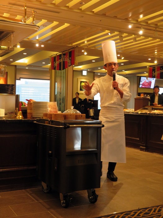 ここでは飲茶など出来立てを温かいうちに召し上がれます！提供の際は鐘が合図です！