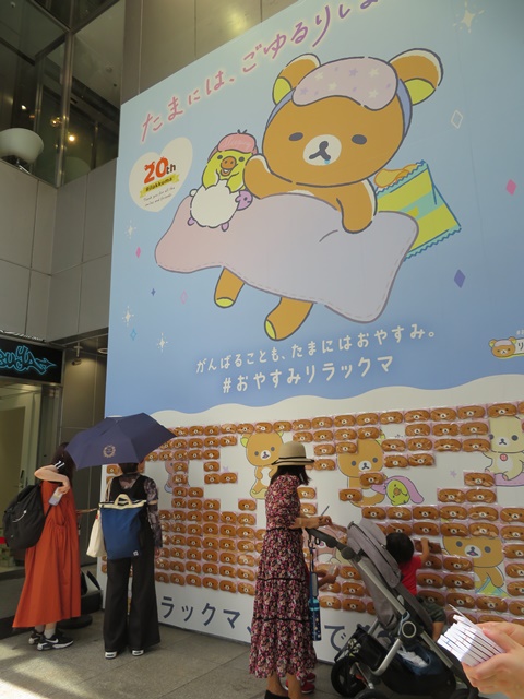 「ほっとできるごゆるり時間を思い思いの過ごし方に」というメッセージを込めたアートとアイマスクを配り、ほっと一息ついていただけます