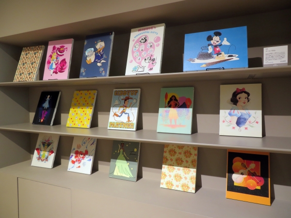 Disney100の限定アート「アートパネル」。世界中のディズニーアーティストたちが様々なスタイルで描いたディズニーキャラクターをデザイン