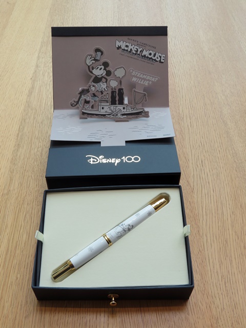 ミッキーマウスのスクリーンデビュー作として知られる『蒸気船ウィリー』をモチーフにデザインした、ギフトボックス入りの特別モデル。300本限定で伊東屋のみでの販売です。