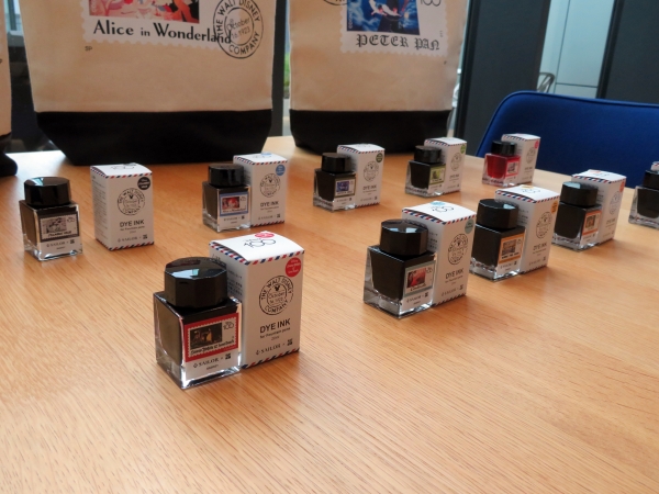 ディズニーの歴史を彩る数々の作品やキャラクターをモチーフにした万年筆インク。時代を超えて愛される全20作品を映画のワンシーンとともに色で表現した。20ｍｌボトル