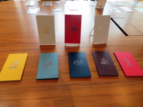 1920年代から1930年代にかけて、カートゥーン作品で活躍したキャラクターのアートを箔押しした「測量野帳」。ミッキーマウスとミニーマウスは赤と白の2色展開