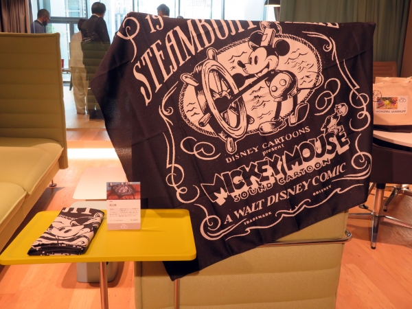 「蒸気船ウィリー」の絵柄を大胆にあしらった風呂敷。タペストリーとしてお部屋に飾ったり、クッションカバーとして活用したり楽しめる大判デザイン