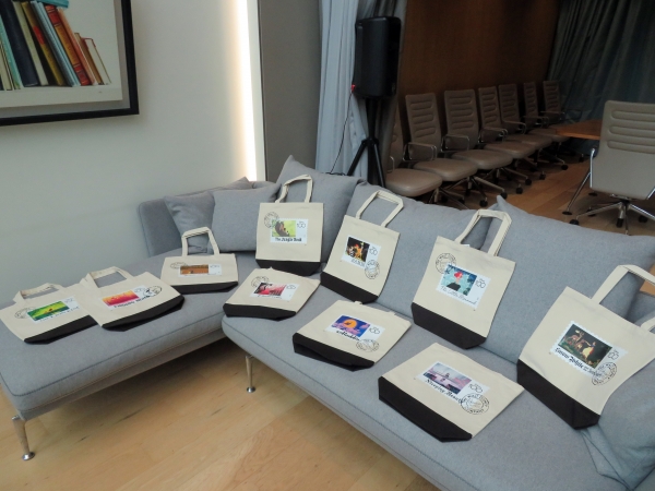 マチ付きでたっぷり収納「トートバック」。作品のワンシーンが切手になった100周年限定デザイン