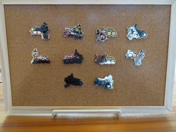 100周年のロゴが入ったコレクションにおすすめのピンバッジ。ミッキマウスをはじめとする全10種