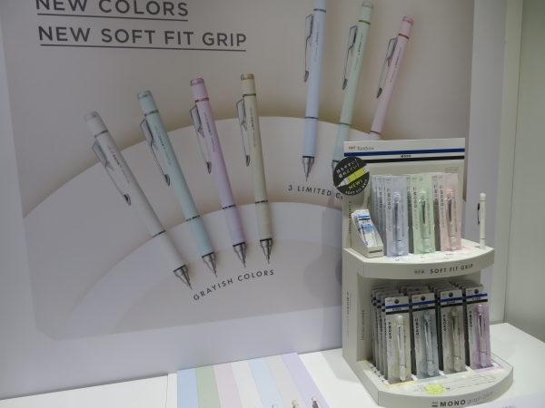 「モノグラフ　グリップ　グレイッシュカラー」ボディ色はアイボリー、ブルー、パープル、グレージュ