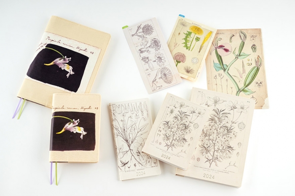 2023年春のNHK連続テレビ小説『らんまん』のモデルになった植物学者の牧野富太郎博士と、今回で5回目となるコラボレーション。牧野博士が描いた精密な植物図をあしらったデザインが登場