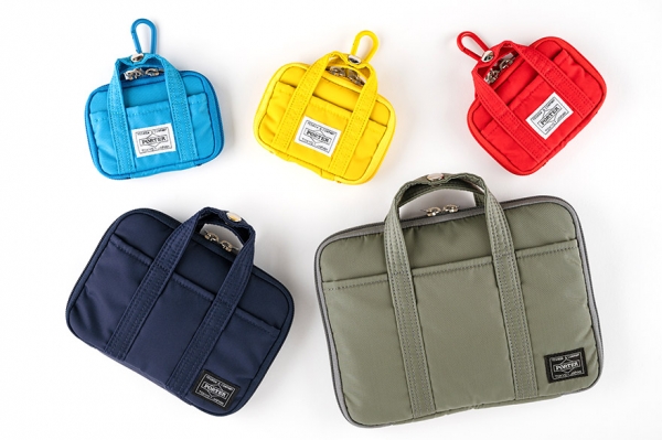 「PORTER（ポーター）」とつくる、毎年人気の手帳カバー「Stroll」。手帳といっしょに使いたいものを入れて、小さなバッグのように持ち運べる、ナイロン素材のカバー。新作はネイビー（オリジナルサイズ）とモスグレー（カズンサイズ）