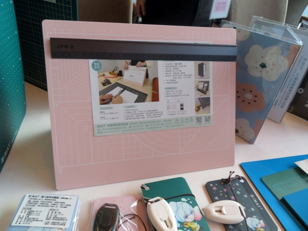 「折り畳み式カッターマット」マグネットタイプは、マグネットが吸着するので展示ボードとしても使えます　YING SIN CO.,LTD.