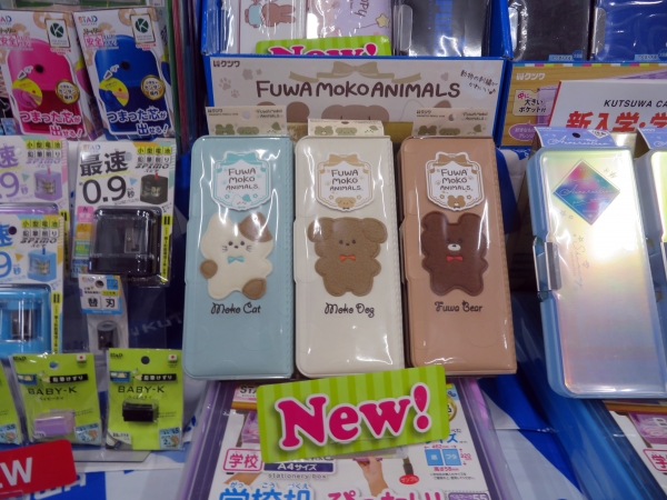 2ドアマグネット筆入「ふわもこあにまるず」は国内自社工場で一貫生産した日本製。小学生に最適な機能をおさえた筆入　クツワ