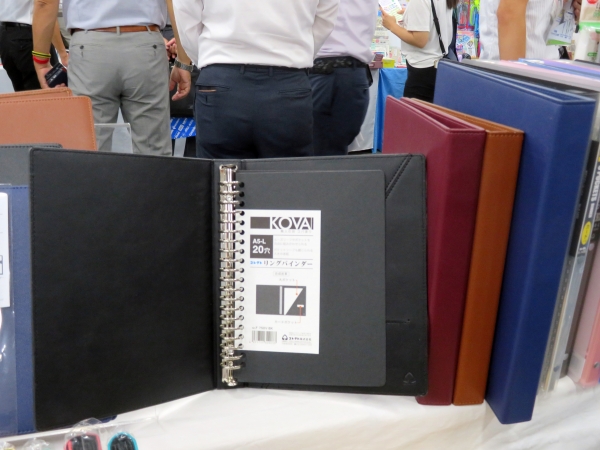 耐久性に優れた金属製で、開閉しやすい立ててこ式とじ具。てにも馴染む「リングバインダー（本革調）」コレクト