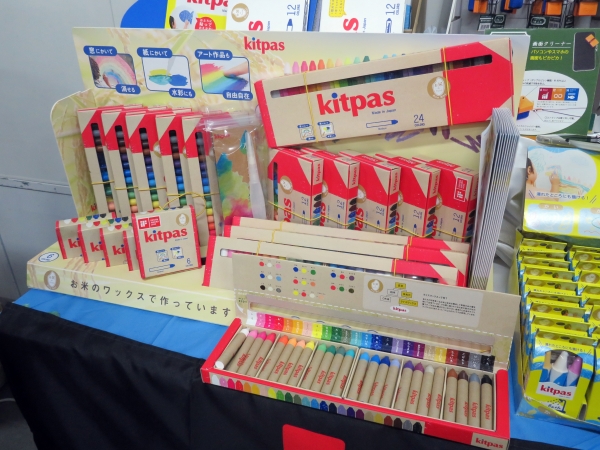 窓ガラスに描いて消せる筆記具「ｋｉｔｐａｓ」。スムースな描き味と鮮やかな発色、水で溶かせば水彩画も楽しめます。ちいさなお子様のお絵かきから 本格的な画材として、幅広く使えます　日本理化学工業