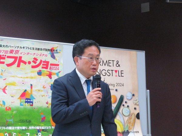 芳賀社長は先日、開催した第96回東京ギフト・ショーについて「同時開催展を含めた総出展社数は2982社、総来場者数は3日間合計で21万1048人でした」と報告