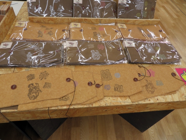 はんこ＆イラスト作家 くどういずみさんをフィーチャーした、オリジナルもカスタマイズも出来るブックカバー。SHOP様へのOEMも可能 Alliance Gate