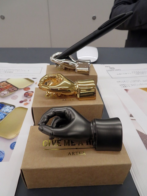 手をモチーフにしたペンスタンド  台湾の文具ブランドHAPPYMTの「Give Me A Handペンスタンド」インターアクト