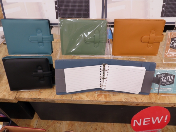 リモート会議やオンライン授業でPCの手前に置いて使えるシステムノート。Greeful「横型システムノート」日本出版販売