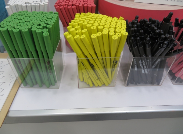 紙ペンはFSC（R）認証製品。本体の紙管に再生紙を使用し社名やロゴマークの印刷もできる。エコノベルティとして人気のボールペン「KAMIPEN（R）」ジャパン・プラス