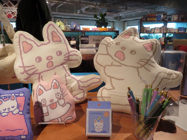 ノンタンがダイカットクションに。まるでノンタンをお家にご招待した気分に「えほんとも」