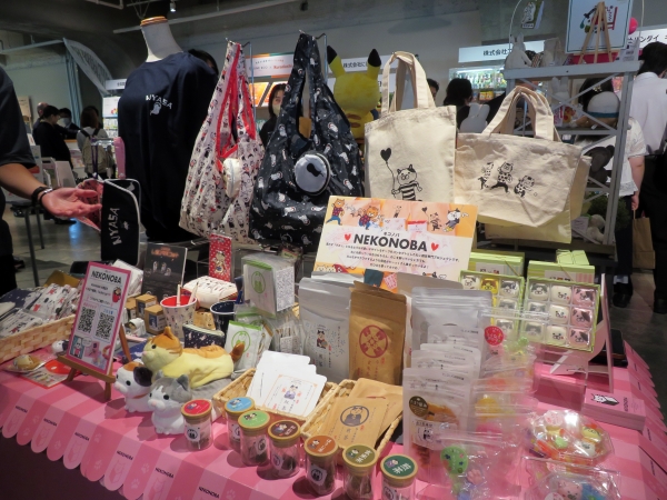 NEKONOBAとは、思わず「クスッ」となるような可愛いデザインモチーフをコンセプトとしたねこ雑貨専門プロジェクト。人気の「NYASA（ニャサ）」は、いつか宇宙に行きたいという夢を持つ、シュールでゆるかわいいネコ。カルチュア・エンタテインメント