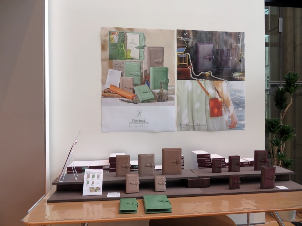 先行販売「ロロマクラシック」銀をモチーフにした「アージェント」とエメラルドを彷彿とさせる「エスメラルダ」の2色。伊東屋限定「バイカラー」サーペンタインとプルーニャを組み合わせた