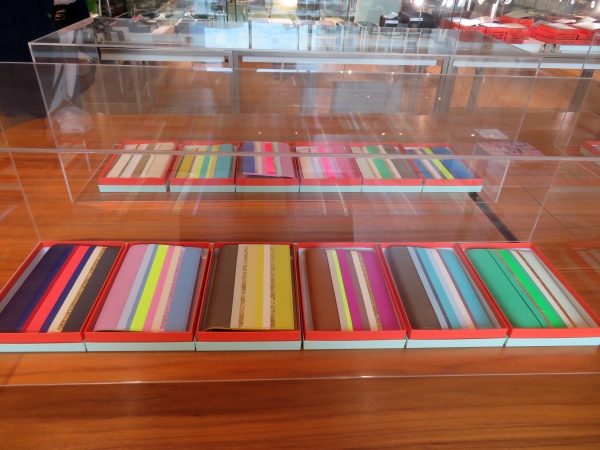 「RIOWA」レザーはフランスやイタリアから輸入している上質なものを使用。ストライプ部分は革を同じ厚みに薄く漉き、1枚1枚ハンドカットし、隙間なく貼り合わせ。インスピレーションで組み合わせた 全て一点物