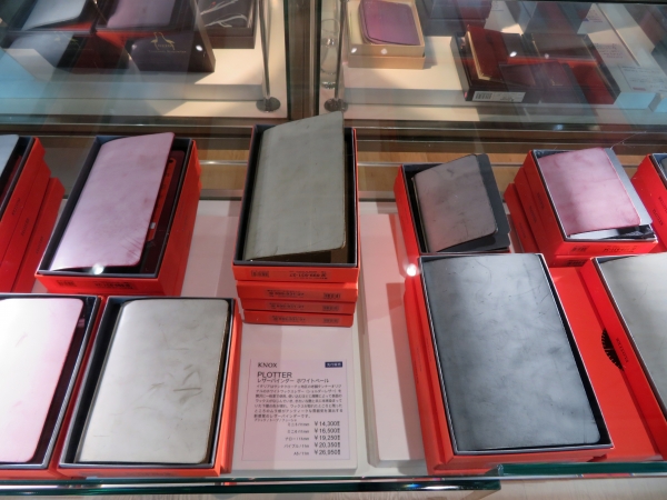 先行販売「PLOTTER　レザーバインダー　ホワイトベール」イタリアはサンタクローチェ地区の老舗タンナーオリジナルのホワイトワックスレザー(ショルダーレザー)を贅沢に一枚革で使用。使い込むほどにムラ感がアンティークな雰囲気を演出する