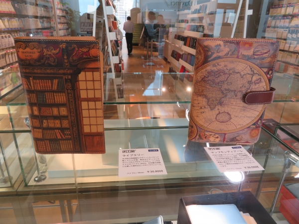 PTM　先行販売「ライブラリー」16世紀頃のイタリアの図書館がモチーフ。「マッパ　モンディアーレ」表革は16世紀エリザベス情報やジェームズ王の命による製作もされていた、英国の著名なカータグラファー、ジョン・スピード晩年の古地図がモチーフ