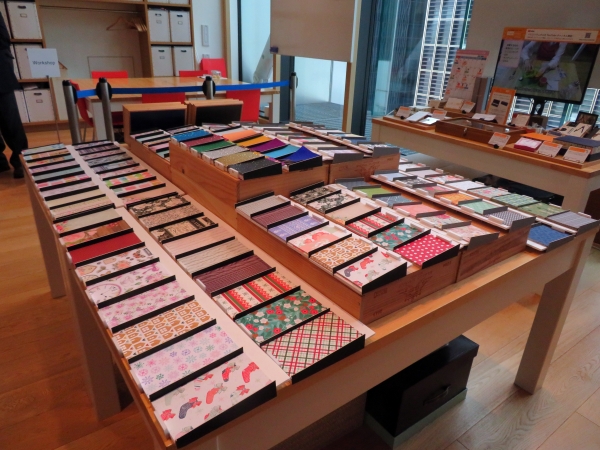 「Paper Hunter!」1回につき1枚お選びいただけるSpecialPaperは伊東屋直輸入のラメペーパーが登場！お気に入りの10枚をじっくりお選びください