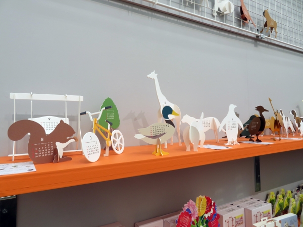 プレゼントとしても人気の卓上カレンダー「グリーティングライフ ２０２４　アニマルダイカット 」「グッドモーニング ２０２４　卓上」