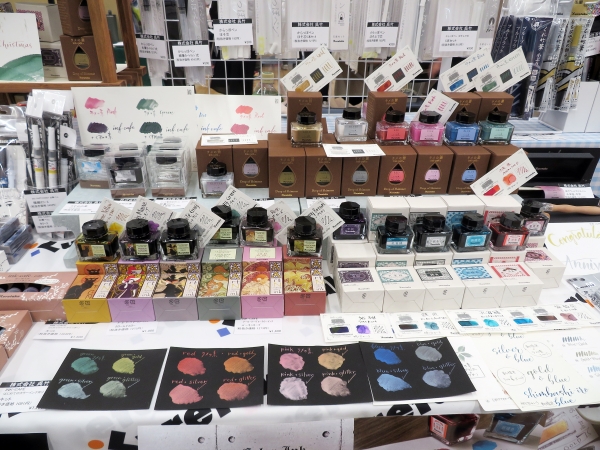 1902年創業当時、明治時代に流行した色をイメージしたカラーインク「ink-cafe 明治のいろ」と「ink-cafe　アール・ヌーヴォーカラーインク」呉竹